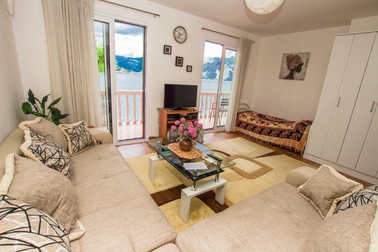 Apartments Beachfront Cattaro Esterno foto
